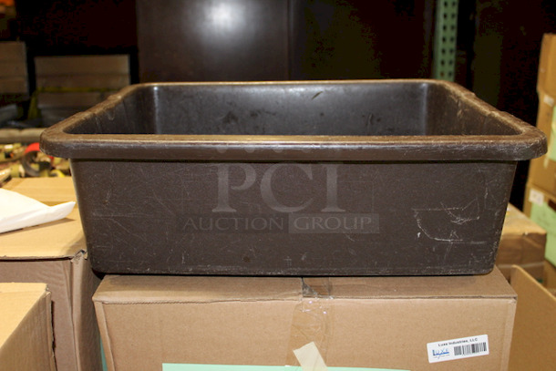 UniRoyal Royalite Bus Tub / Utility Box, 7 1/8 gal Capacity. 3x Your Bid
21-1/2x17-1/8x7  - Image 4 of 4