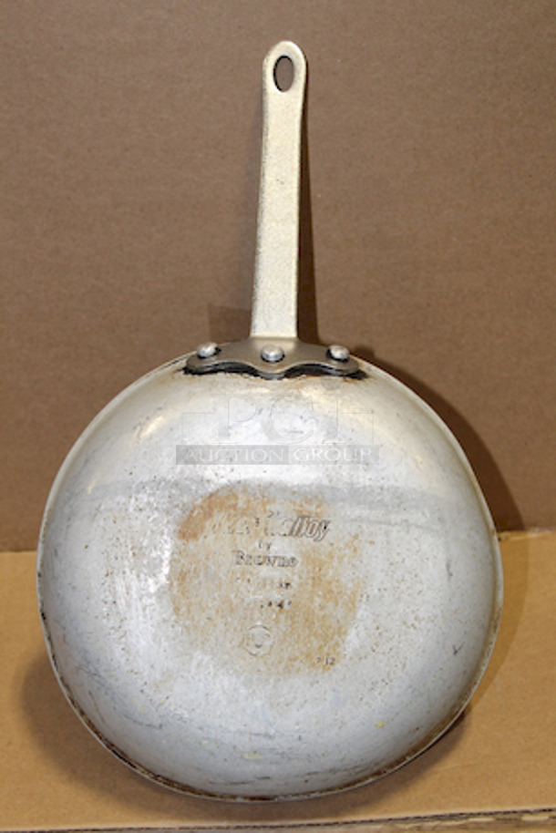 AWESOME VALUE! Browne 5813828 8" Non-Stick Aluminum Frying Pan w/ Solid Silicone Handle. 5x your Bid - Image 4 of 5