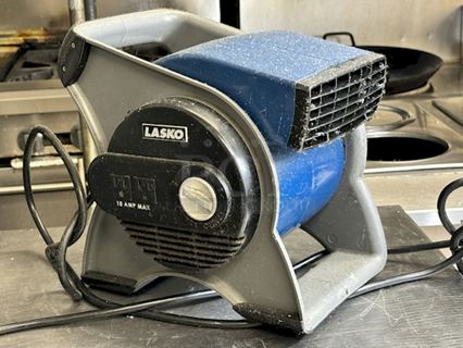 Lasko 4940 High Velocity Pivoting Blower, 3 Speed With Electric Outlets, 120V. Working. 