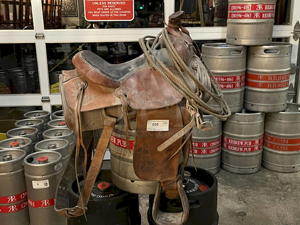 BEAUTIFUL! Leather Horse Saddle With Lasso.  - Image 1 of 2