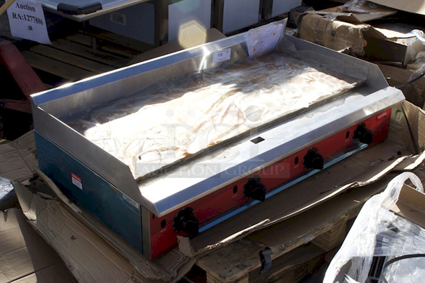 BRAND NEW SCRATCH & DENT! Avantco Chef Series CAG-48-TG 48" Countertop Gas Griddle with Thermostatic Controls - 140,000 BTU. Dented Slight Surface Rust - Image 2 of 5