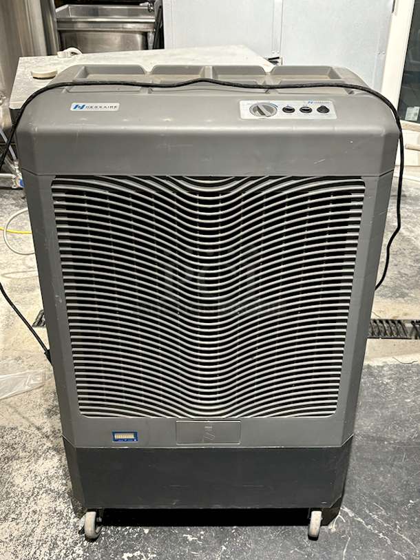 SWAMP COOLER! Hessaire Portable Evaporative Cooler MC61M, 5300 CFM. 115V, 14.6 gal Tank Capacity, 3.6 gal/hr, 5/16HP In Perfect Working Order. 17x28x46 53 lbs - Image 2 of 6