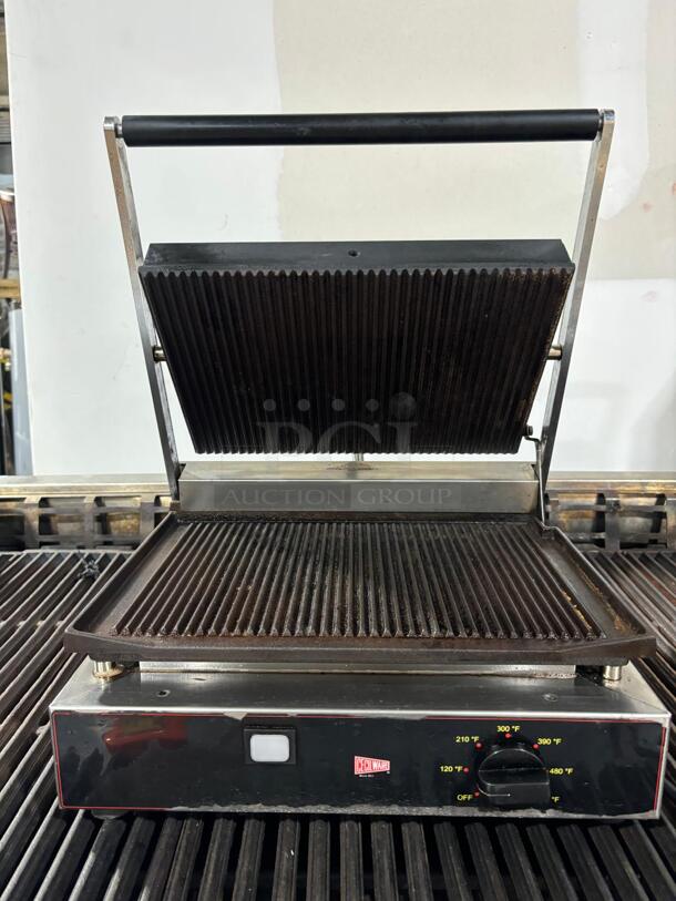 Cecilware TSG-1G Single Panini Sandwich Grill with Grooved Surfaces - 14 1/2" x 10" Cooking Surface - 120V, 1700W
 - Image 3 of 6