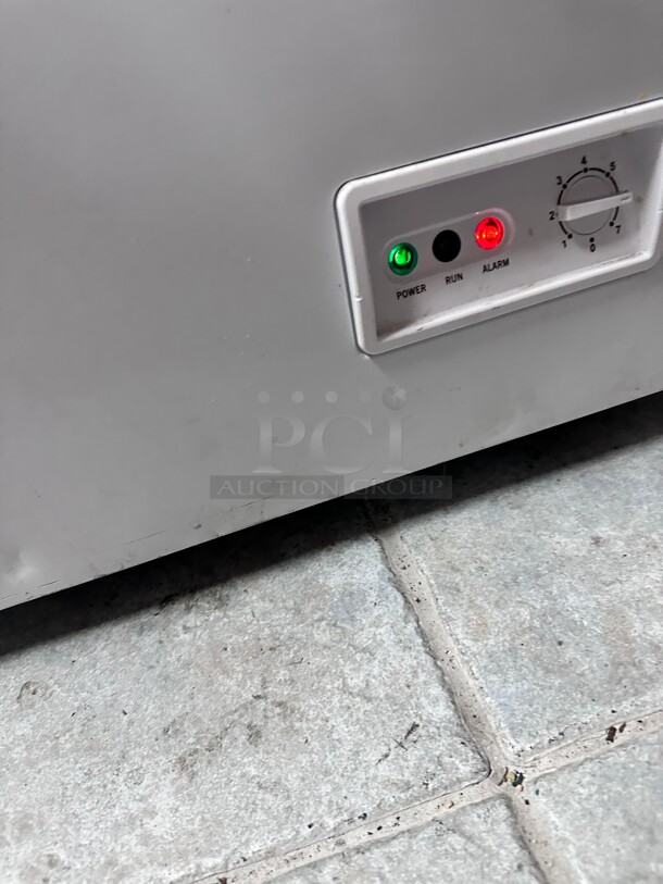 Late Model Ultra Commercial Chest Freezer 17 Cu Ft 115 Volt Large Size Tested and Working! - Image 5 of 5
