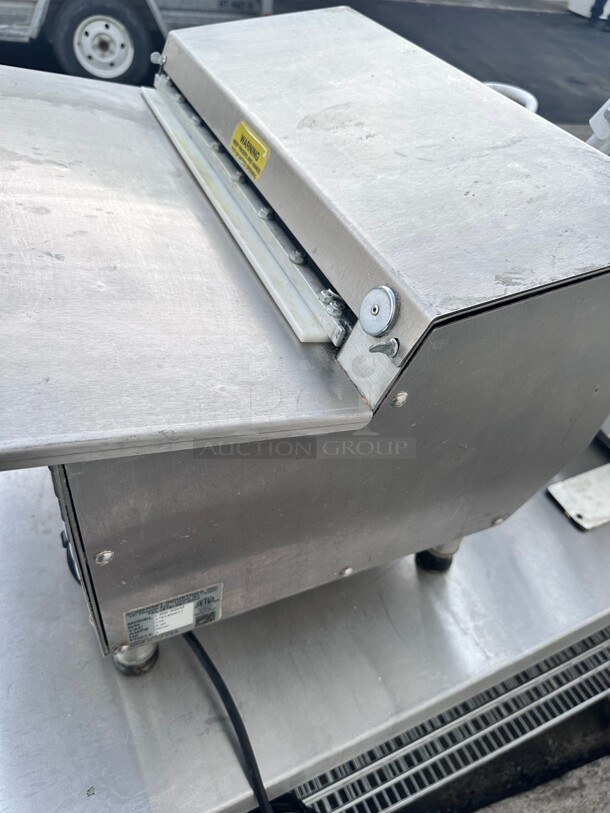 Late Model Somerset CDR-500 Countertop 20 inch Dough / Fondant Roller Sheeter, 500 Pieces/Hour - One Stage, Horizontal Rollers 115 Volt Tested and Working - Image 7 of 8