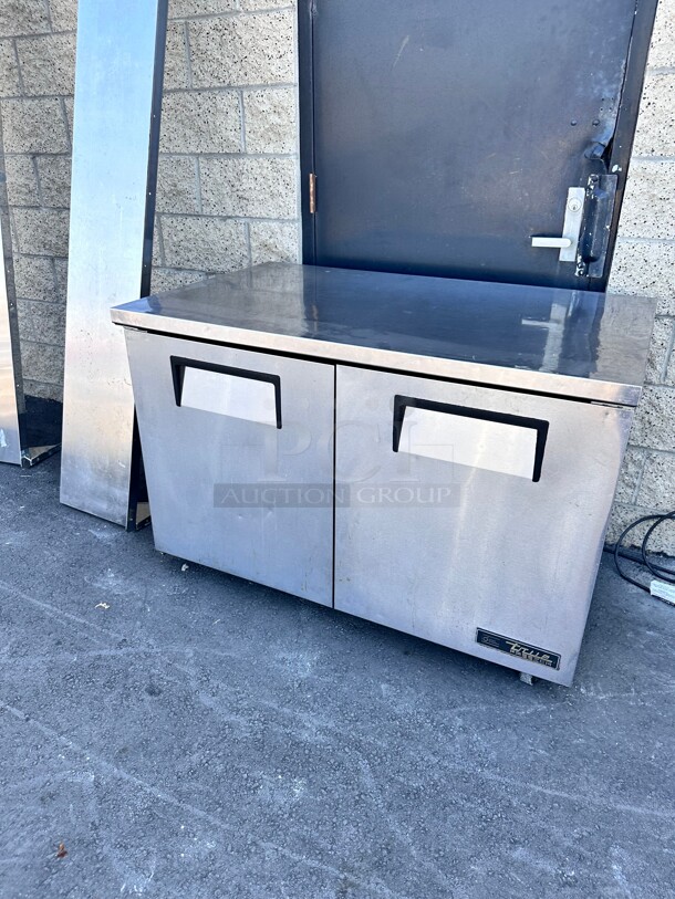 Late Model True TUC-48F-HC 48 inch W Undercounter Freezer w/ (2) Sections & (2) Doors, 115v Working - Image 5 of 8