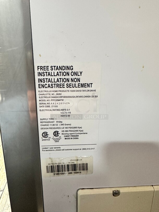 Late Model Frigidaire FFCL2542AW 24.8 Cu. Ft. White Chest Freezer 115 Volt Working - Image 6 of 8