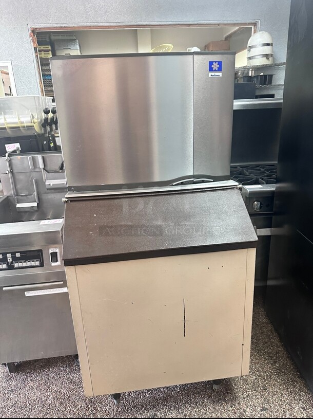 Working Manitowoc SY-0504A Air cooled ice maker 115 Volt With Ice Bin  - Image 3 of 9