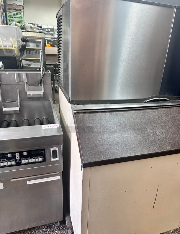 Working Manitowoc SY-0504A Air cooled ice maker 115 Volt With Ice Bin  - Image 4 of 9