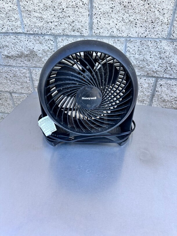 10 Inch Fan 115 Volt Working - Image 6 of 6