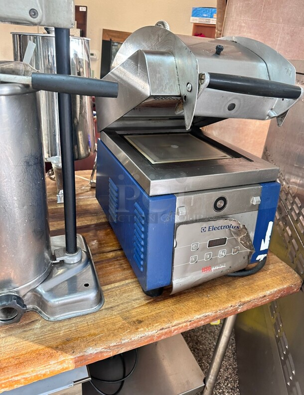 Electrolux Professional HSG Single Commercial Panini Press w/ Aluminum & Glass Grooved & Smooth Plates, 208v/1ph Tested and Working! - Image 2 of 4