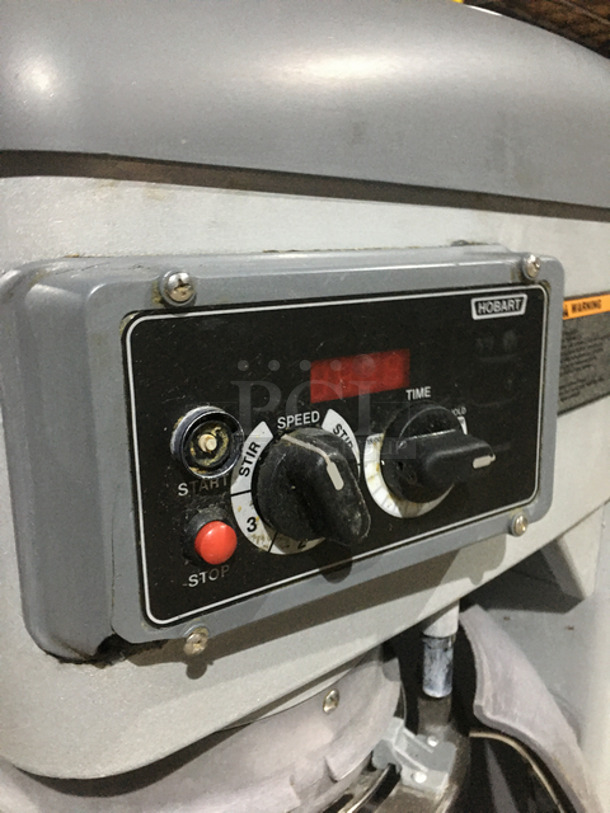 GORGEOUS! Hobart Legacy Metal Commercial 30 Quart Planetary Mixer! With Stainless Steel Mixing Bowl! With Bowl Guard and Paddle Attachment! Model: HL300 200/240V 1/3Phase! Works Great!  - Image 8 of 10