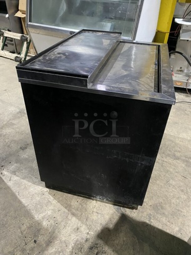 True Refrigerated Reach Down Beer Cooler! Model T36-GC Serial 13833129! 115V 1 Phase!  - Image 4 of 8