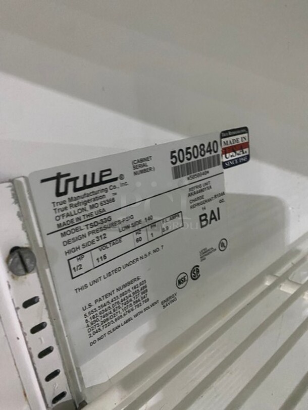 True Metal Commercial 2 Door Reach In Cooler Merchandiser w/ Poly Coated Racks! MODEL TSD33G SN:5050840 115V 1PH - Image 7 of 8