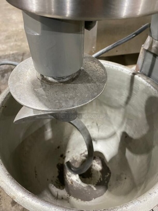 Hobart Commercial Heavy Duty 20Qt Planetary Mixer! With Spiral Attachment And Stainless Steel Mixing Bowl! Model: A200 SN: 11337200 115V 60HZ 1 Phase - Image 8 of 8