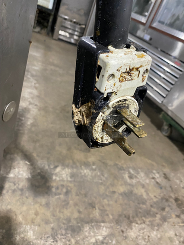 Pitco Frialator Commercial Electric Powered Deep Fat Fryer! With Backsplash! All Stainless Steel! Front Legs And Back Casters! Model: SEF184 SN: E08FA018388 208V 60HZ - Image 9 of 9