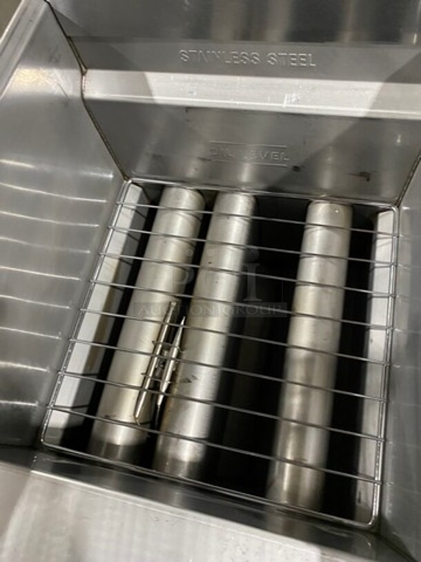 American Range Commercial Natural Gas Powered Deep Fat Fryer! With 2 Metal Frying Baskets! With Backsplash! All Stainless Steel! On Legs! Model: AF50HE SN: 211020FO082 - Image 6 of 9