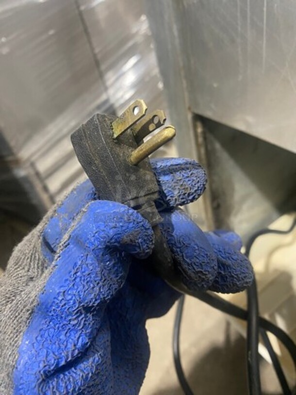 True Commercial Single Door Reach In Refrigerator! Solid Stainless Steel! On Casters! Model: T23 SN: 14473535 115V 60HZ 1 Phase - Image 8 of 10