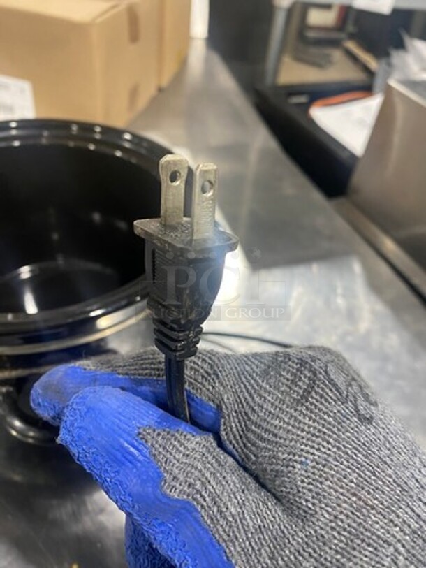 Crock Pot Countertop Slow Cooker! With 3QT Capacity! Model: SCR300B - Image 5 of 10