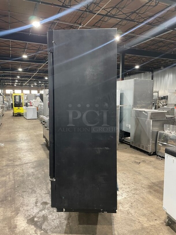 Nice! True GDM-72-LD Metal Commercial 3 Door Reach In Freezer Merchandiser w/ Poly Coated Racks on Commercial Casters. 115 Volts, 1 Phase - Image 3 of 7