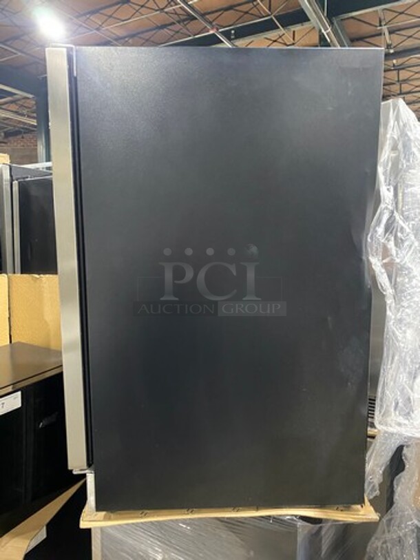 NEW! OUT OF THE BOX! SCRATCH-N-DENT! Danby Undercounter Ice Maker! Model: DIM32D1BSSPR - Image 2 of 9