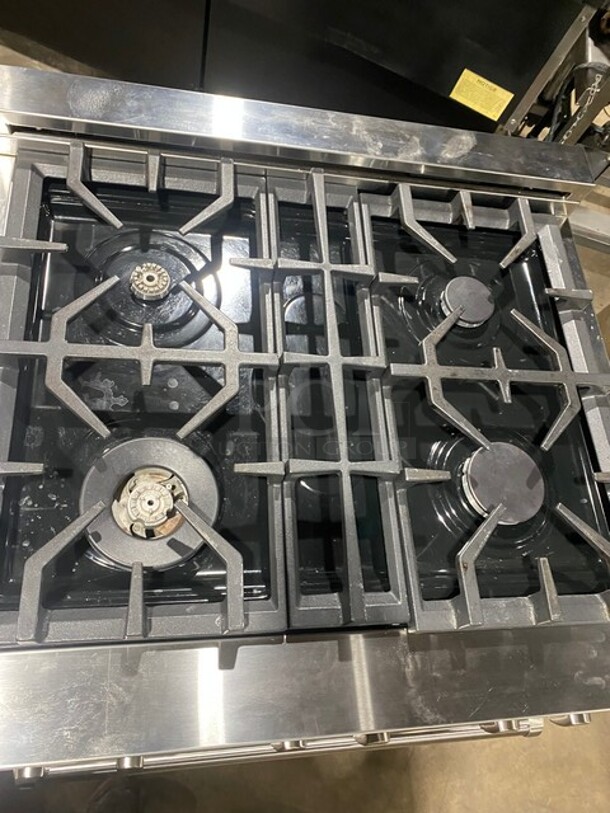 Zline Commercial Gas Powered 4 Burner Stove! With Oven Underneath! Stainless Steel! On Legs! MODEL RG30 SN: RG30GE2205022602 120V - Image 5 of 10