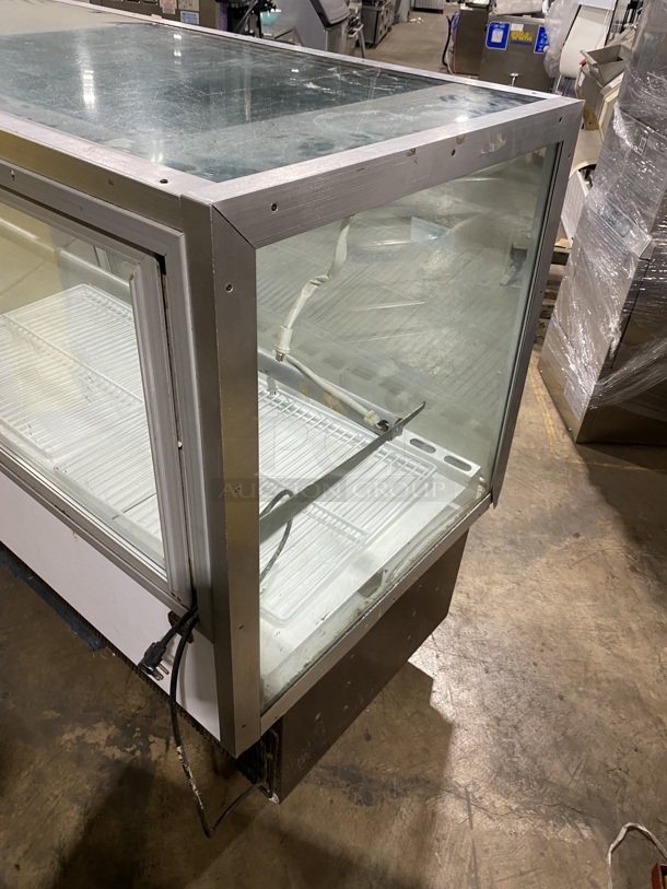 Spartan Model:97048-48R SN:30989! Commercial  Refrigerated Bakery Display Case Merchandiser! 120 Volts, 60 Hz, 1 Phase. 48x35x48! - Image 4 of 7