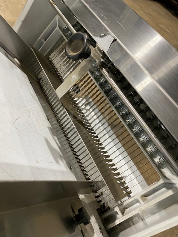 Two Thousand Commercial Countertop Bread Loaf Slicer! Model: TTD7B 110V 60HZ 1 Phase - Image 5 of 9