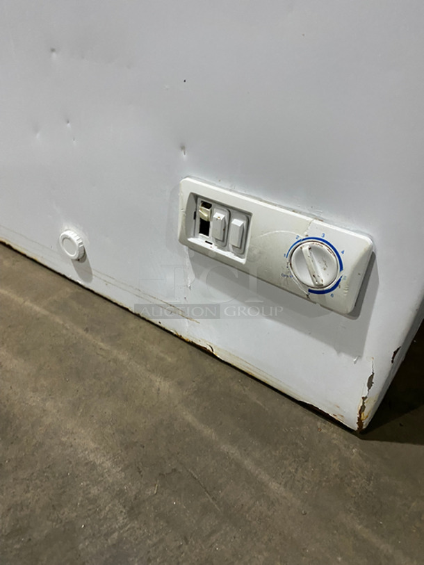 General Electric White Commercial Chest Freezer/ Cooler! With Hinged Top Lid! - Image 6 of 8