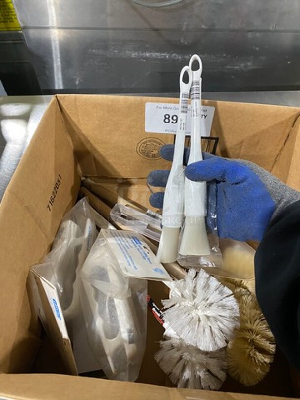 ALL ONE MONEY! MISCELLANEOUS! Includes Brushes, Small Scooper And More! - Image 2 of 4