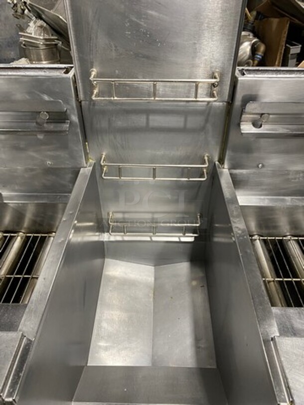 FAB! Pitco Frialator Commercial Natural Gas Powered 4 Bay Deep Fat Fryer! With Middle Fryer Basket Rack! With Oil Filter System! All Stainless Steel! On Casters! Model: SGH50 SN: G09FA015137 - Image 7 of 10