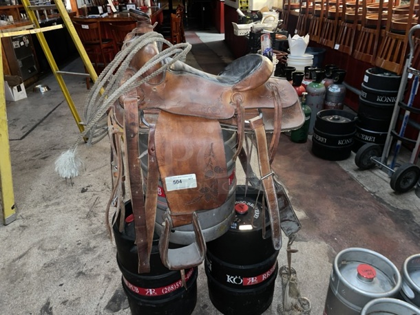 BEAUTIFUL! Leather Horse Saddle With Lasso.  - Image 2 of 3