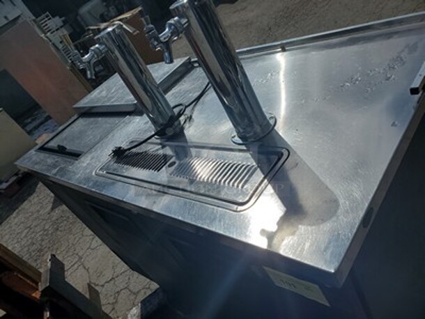 True Two Door|Draft Beer dispenser|Double Head Taps & side door - Image 3 of 7