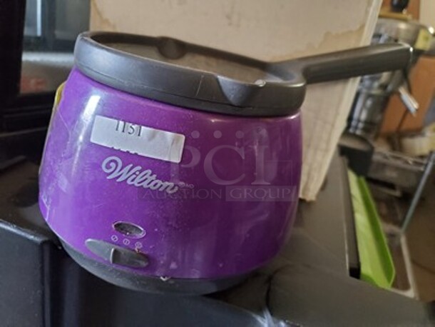 Wilton Deluxe Candy Melts Melting Pot - Image 2 of 2