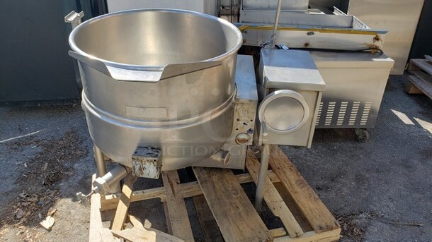 Cleveland KGL-40-T Natural Gas 40 Gallon Tilting Kettle. Unknown Condition/ Sold For Parts