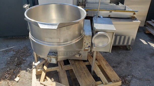 Cleveland KGL-40-T Natural Gas 40 Gallon Tilting Kettle. Unknown Condition/ Sold For Parts - Image 1 of 6