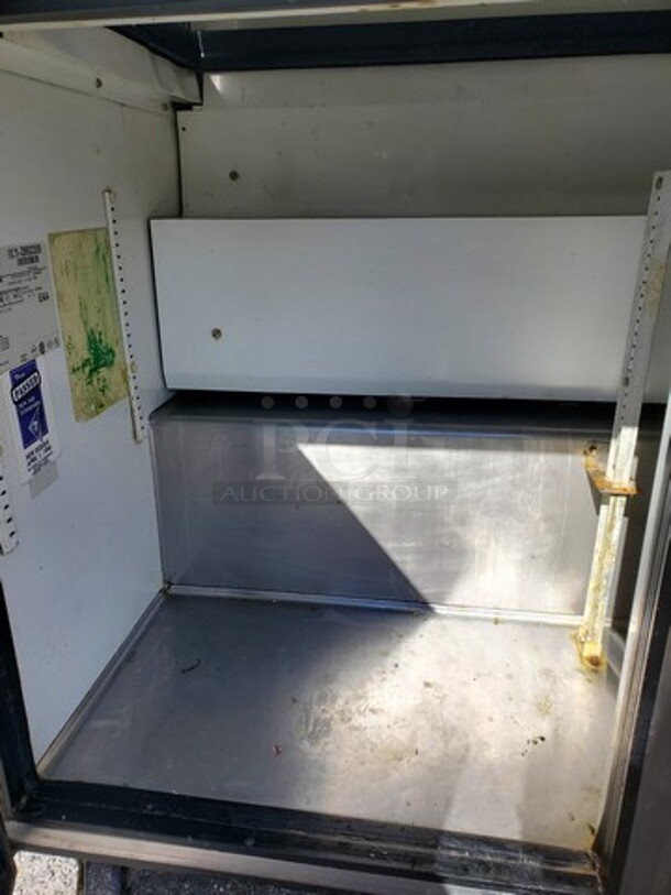 True 3 Door Mega Top Refrigerated Sandwich Prep Table on Casters!
115 V
60 Hz
1 PH - Image 4 of 9