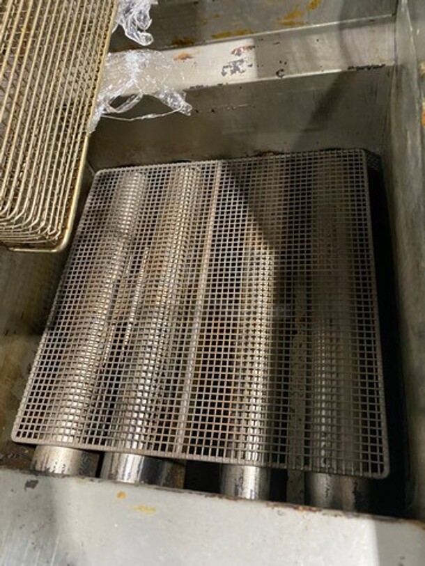 Southbend Commercial LP Powered Deep Fat Fryer! With Raised Back Splash! 2 Metal Frying Baskets! All Stainless Steel! On Legs! Model: P16FR45 SN: 05C90664 - Image 6 of 9