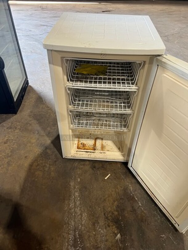 Avanti White Mini Fridge! With Poly Shelves! - Image 2 of 5