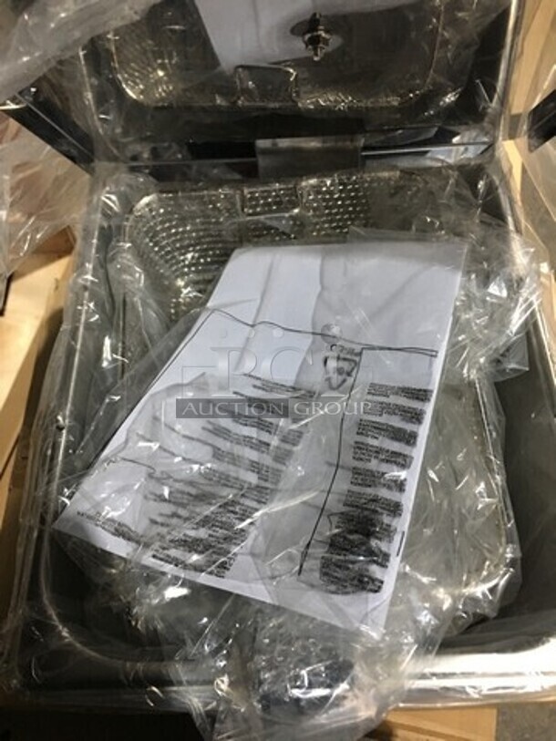 WOW! BRAND NEW IN THE BOX! 2020 USR Countertop Electric Powered Deep Fat Fryer! Model: DF6L 220V 60HZ 1 Phase - Image 2 of 5