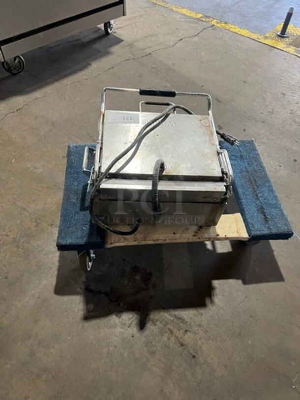 Waring Commercial Countertop Panini/Sandwich Tostato Supremo Grill! All Stainless Steel! Press With Flat Surface! Model: WFG250 120V - Image 4 of 5