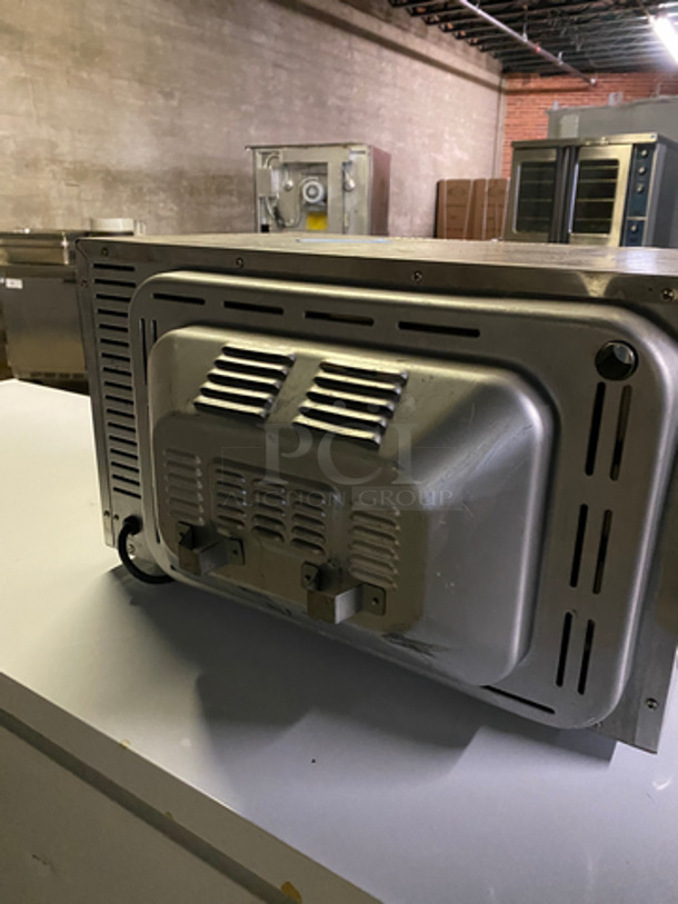Waring Commercial Countertop Half Size Convection Oven! With Metal Oven Racks! With View Through Door! All Stainless Steel! Model: WCO500X 120V 60HZ - Image 4 of 8