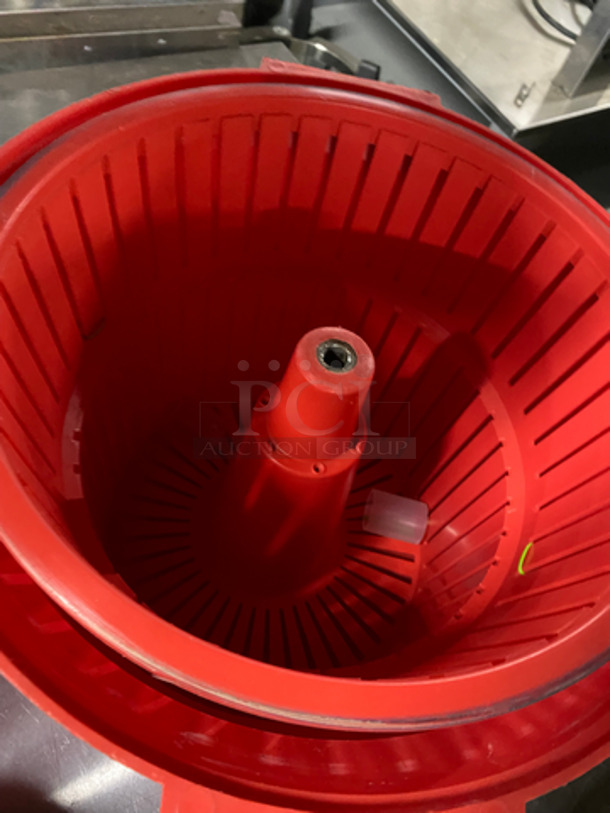 Chef Master Commercial Countertop Poly Salad/Lettuce Spinner! With Lid! - Image 3 of 4