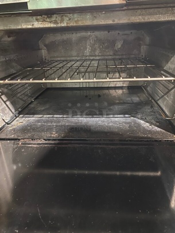 Vulcan Commercial Natural Gas Powered 2 Burner Stove With Flat Top Griddle! Griddle Has Back And Side Splashes! With Oven Underneath! All Stainless Steel! On Casters! Model: 36S2B24GN SN: 481883161 - Image 5 of 12