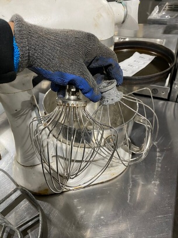 Kitchen Aid Countertop Planetary Mixer! With Mixing Bowl! With Paddle And Whisk Attachments! - Image 6 of 8