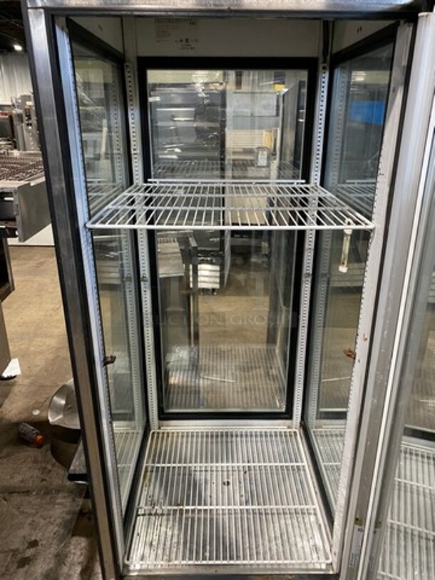 True Commercial Refrigerated Pastry/ Bakery Display Case Merchandiser! Glass All Around Showcase Style! Model: G4SM23RGS SN: 13427931 115V 60HZ 1 Phase - Image 4 of 7