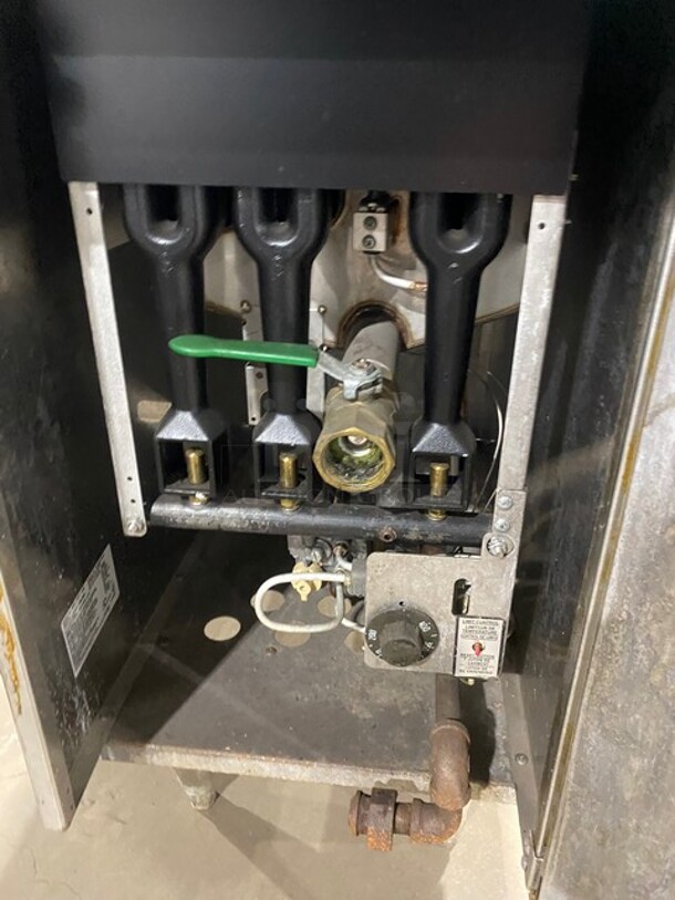 DCS Commercial Floor Style Natural Gas Powered Deep Fat Fryer! With Back Splash! All Stainless Steel! With 2 Frying Baskets! On Legs! Model: DCS-FSF-40N SN: 04C02444A! - Image 7 of 9