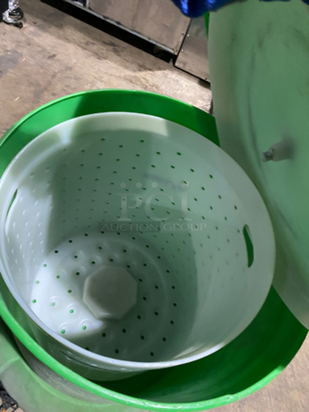Electrolux Commercial Poly Salad/Lettuce Spinner! With Lid! On Casters! - Image 4 of 6