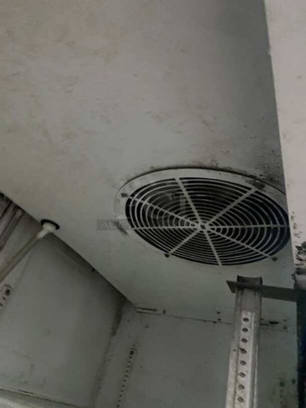 True Commercial 3 Door Reach In Cooler Merchandiser! With View Through Doors! Poly Coated Racks! Model: GDM37LD SN: 8007881 115V 60HZ 1 Phase - Image 6 of 8