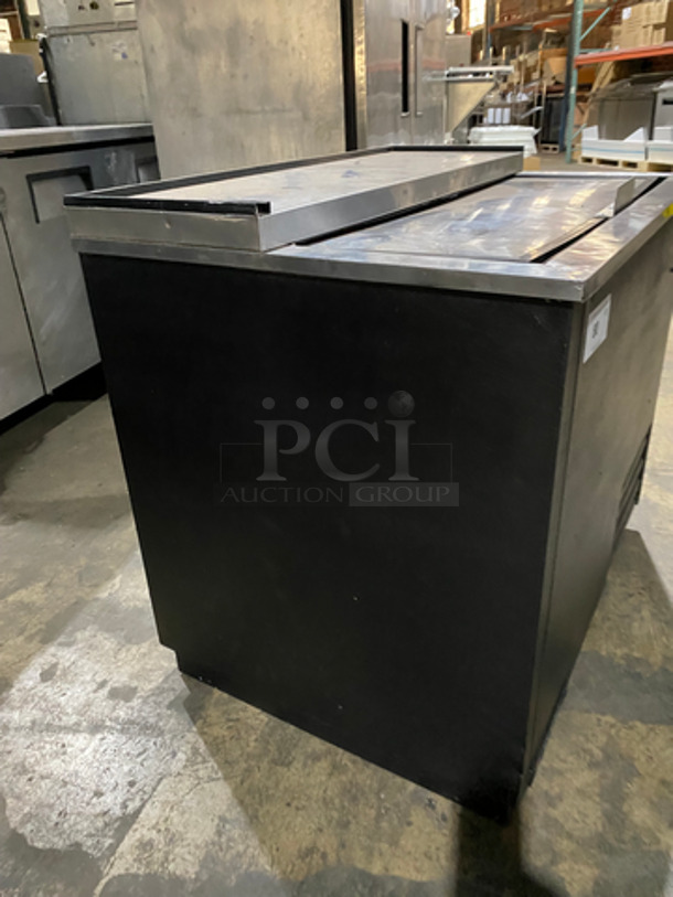True Commercial Under The Counter Beer Bottle Cooler! With Single Sliding Stainless Steel Top Door! Model: TD3612 SN: 1811647 115V 60HZ 1 Phase - Image 2 of 8